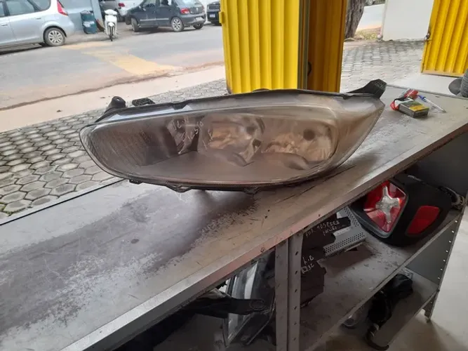 Farol do new fiesta lado esquerdo