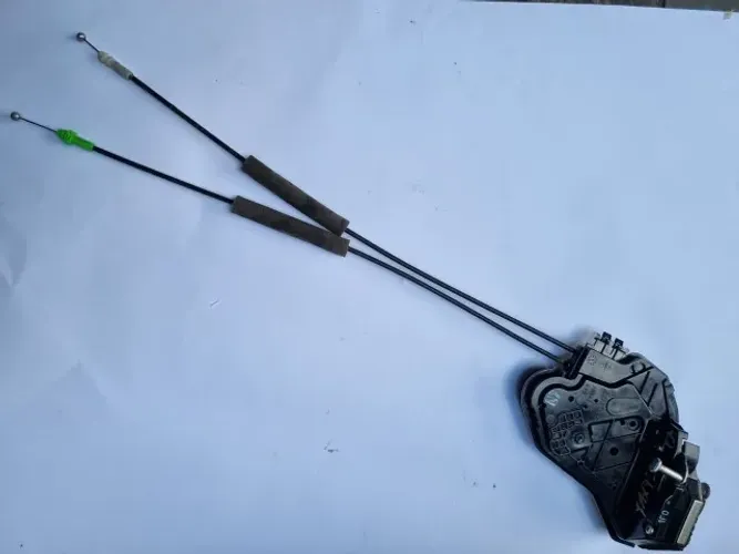 Fechadura da porta traseira direita Toyota Yaris