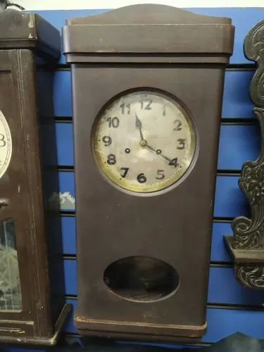 Relógio de parede antigo funcionando