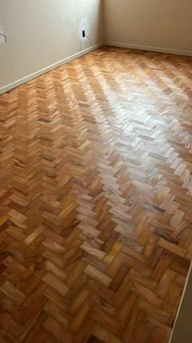 Raspagem de tacos e assoalhos limpezas das juntas e aplicação do verniz .