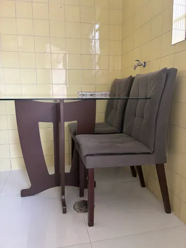 Mesa quadrada com cadeiras