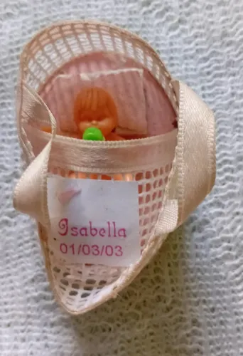 Bonequinha Bebê Isabella no sesto ano 2003  (6 cm) Lind o papelzinho com o nome está solto