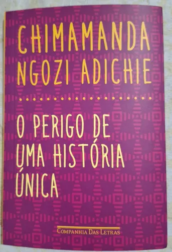 Livro "O Perigo de aula História Única"