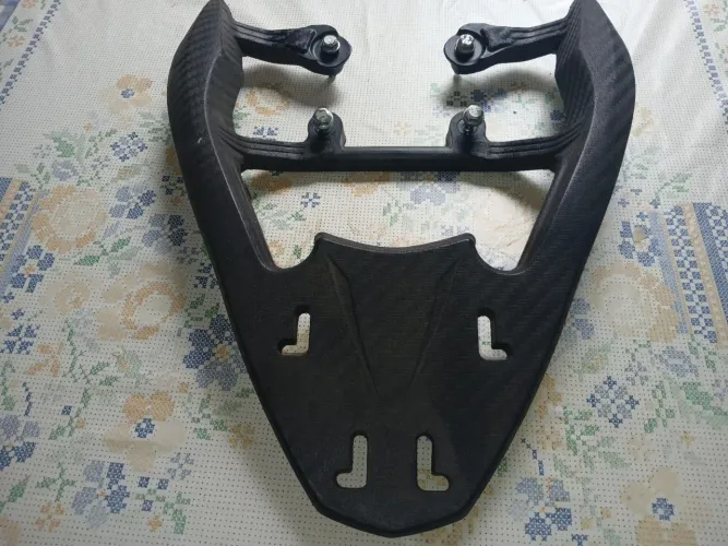 Vendo bagageiro fam e protetor do tanque os 2 por 200 reais ou separadamente