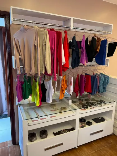 Vendo moveis de loja montada com mercadoria