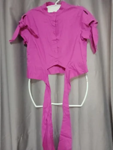 Blusa feminina com detalhes e amarração