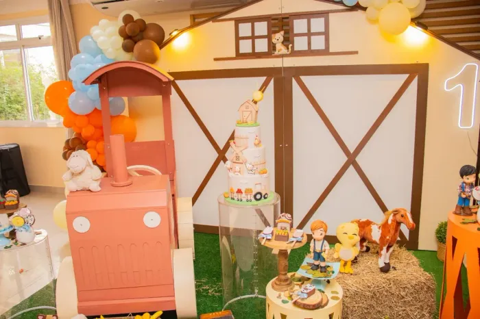 Celeiro e trator pra decoração de festa
