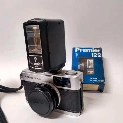 Câmera Olympus Trip 35 com Flash Premier 122 Vintage e Colecionável