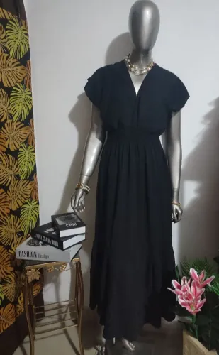 Vestido Longo de Crepe Duna com Babado,Gola V e Lastex na cintura.