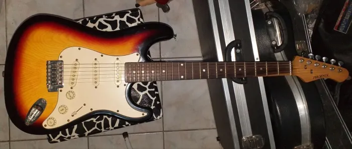 Guitarra Phoenix Stratocaster Sunburst " TROCO ".