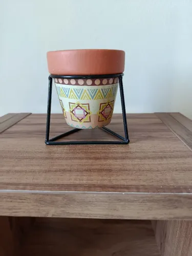 Vasinho decorativo com suporte com desenhos geométricos. Lindissimo 