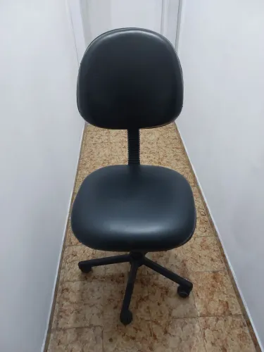 Cadeira de escritório giratoria estofada preta seminova