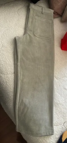 Calça feminina de veludo cotelê, praticamente nova, usada duas vezes