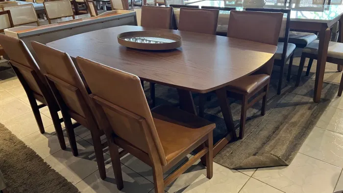 Mesa de Jantar de Madeira Elegante com Cadeiras de Madeira