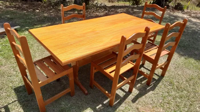 Ótima mesa de madeira 6 lugares