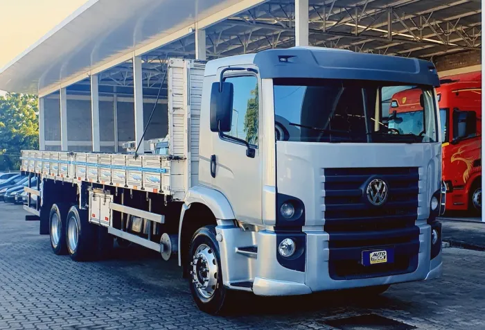 VW Constellation 24-280 6x2 manual ano 2014 carroceria de madeira de 8.50