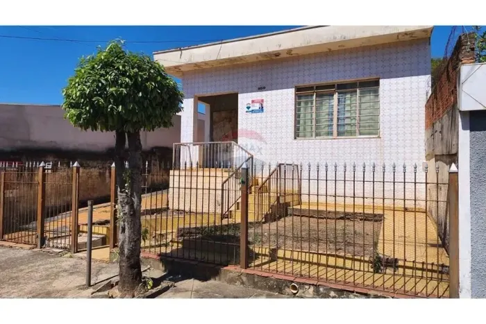 CASA COM TRÊS DORMITÓRIOS.