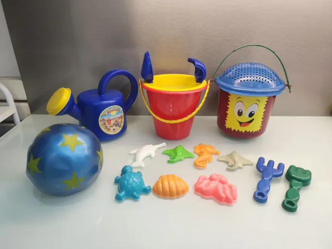 Kit de Praia Infantil 17 peças - Balde, Regador, bola, Formas, garfos e pás