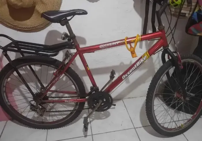 Vendo bicicleta por motivos de mudança de cidade. Com marcha, e assento na garupa.