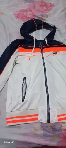 Jaqueta esportiva com capuz e detalhes em laranja