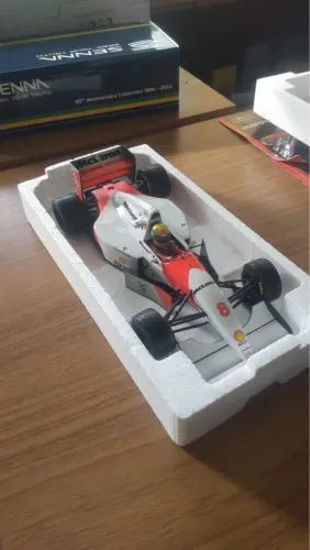 Miniatura Carro Fórmula 1 McLaren Senna 30 Anos. Escala 1:18