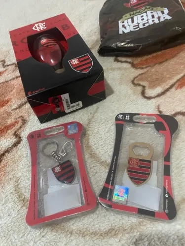 Taça , chaveiro e abridor de garrafa do Flamengo