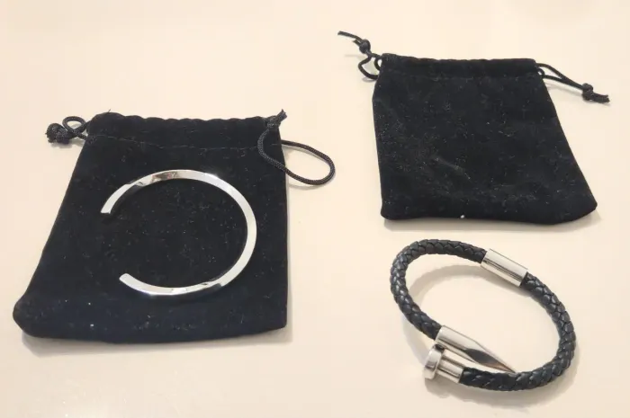 Pulseiras masculinas em aço e couro
