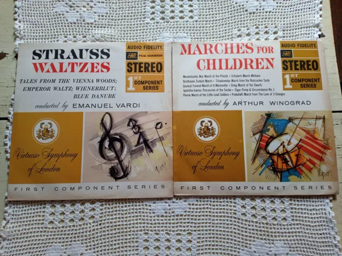 2 Discos de vinil - STRAUSS WALTZES e MARCHES FOR CHILDREN