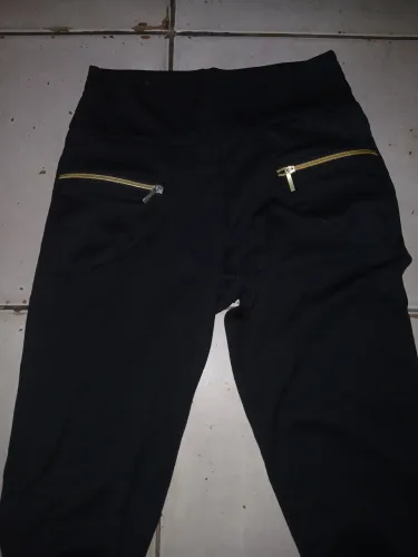 Calça preta com detalhes dourados