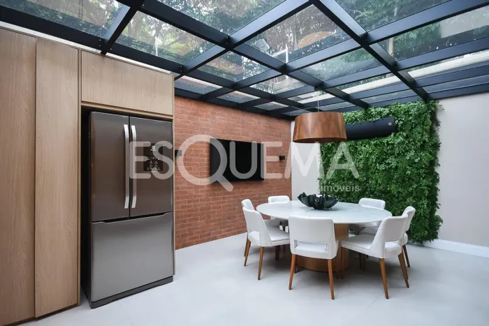 Em condomínio fechado, casa próxima ao Esporte Clube Sírio