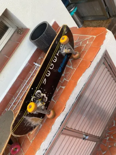 Skate montado bom estado truck bullet rolamento China bones REDS