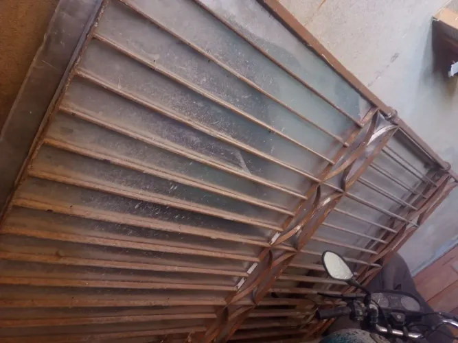 Vende-se portão de ferro 1,45x2,20 2 folhas