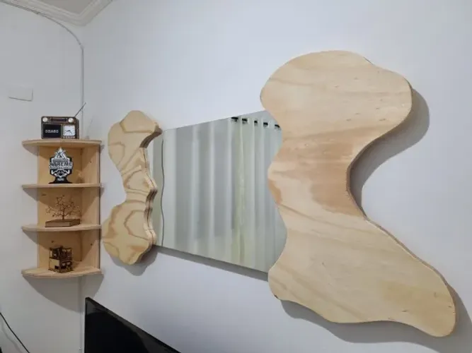 Painel de madeira orgânica com espelho.