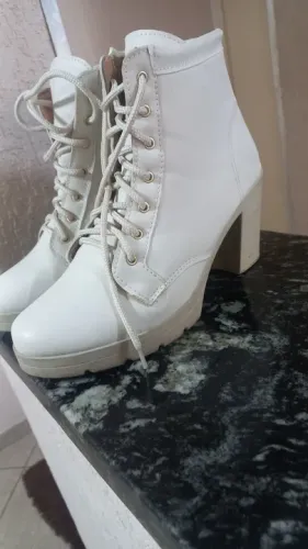Bota bege  feminina Usada 2 vezes