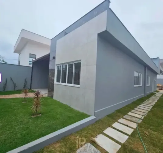 Casa Padrão em Interlagos - 03 Quartos e 04 Vagas