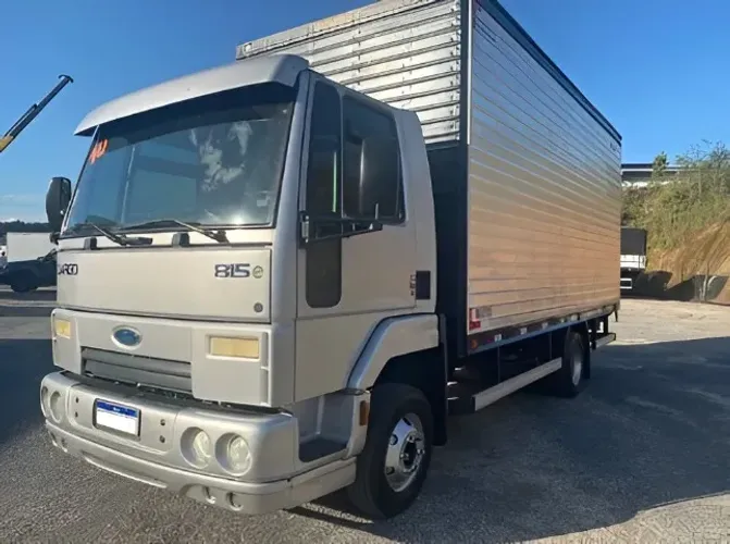 Ford Cargo 815 E (2010) Baú seco