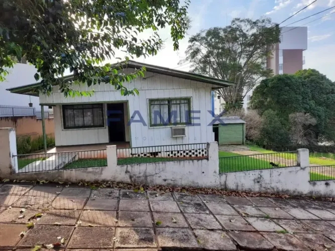 CASA COM ENORME TERRENO NO CENTRO - CA189