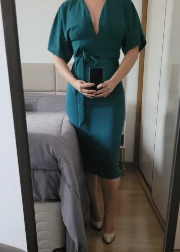 Vestido elegante midi com decote v