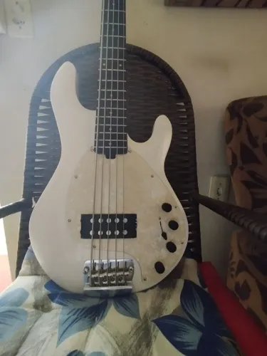 Baixo music Man 5 cordas c/ captador Seymour Duncan 
