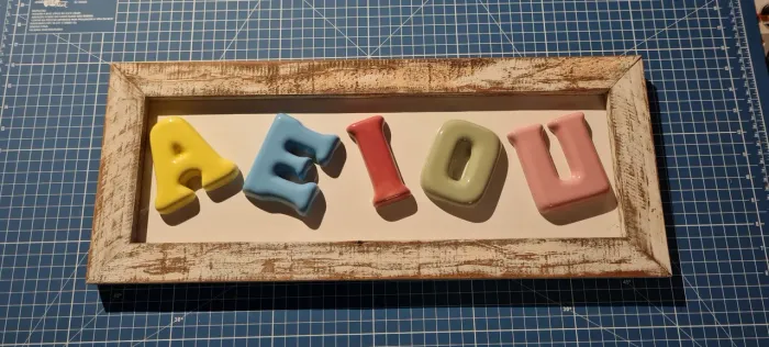 Letras Decorativas A E I O U em Cerâmica