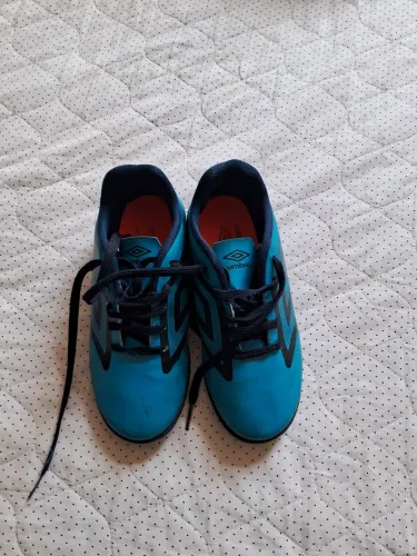 Chuteira infantil, marca Umbro, tamanho 32, otimo estado.