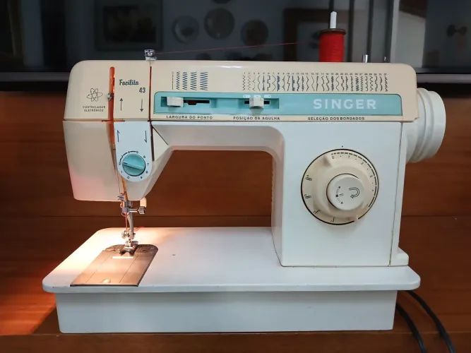 Maquina de costura Singer reta com zigue-zague