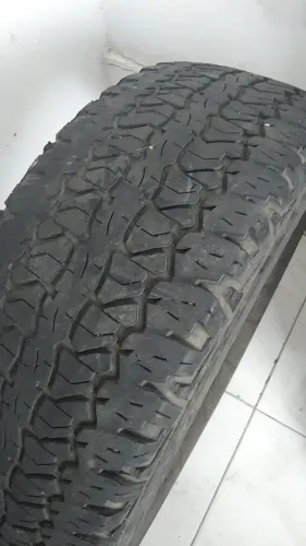 Uma Pneu 245-70 aro 16 Firestone