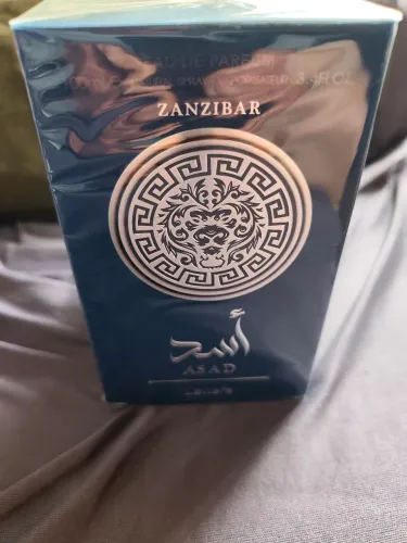 perfume Asad Zanzibar da renomada marca de perfumaria árabe Lattafa.ORIGINAL LACRADO.SELO