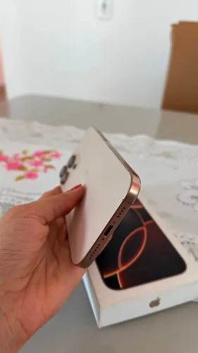 Vendo iPhone 16 pro Max 256 G com capa e película que custaram 199 cada 