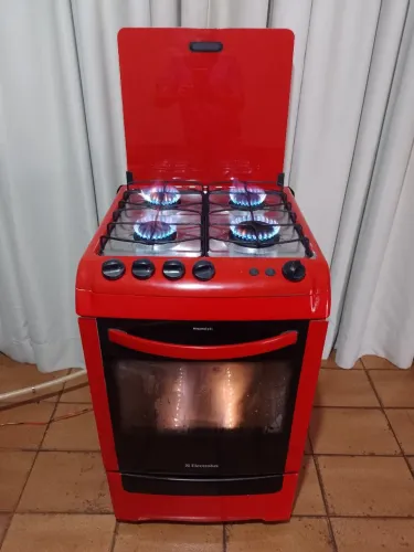 Fogão lindo envelopado, acendimento elétrico, marca Electrolux