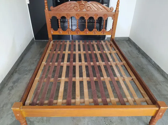 Vendo uma cama de casal