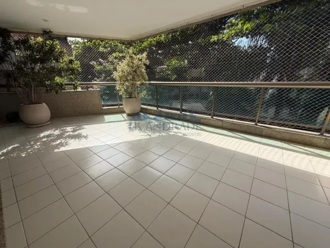 Jardim Oceânico  225 m² | 4 Quartos (2 Suítes) | 4 Vagas | Varandão | Próximo ao Metrô e P