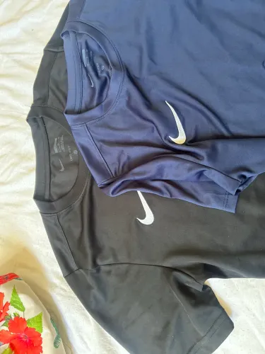 2 camisas Nike e 1 zara