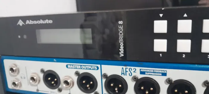 Mesa de som ui24r e Vídeo bridg 8 absolute 4 k